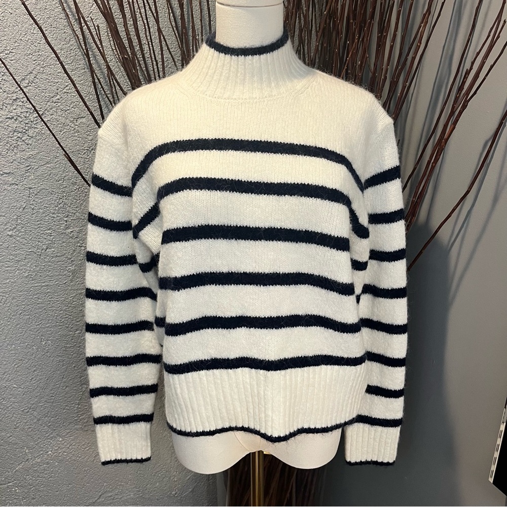 🌺NWT PRIMARK NAVY AND WHITE STRIPED SWEATER SIZE SMALL🌺